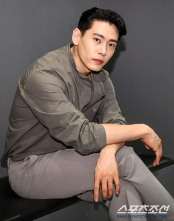 전쟁 중 유태오는 과거 결혼해 니키리와 아이를 낳았다. 43