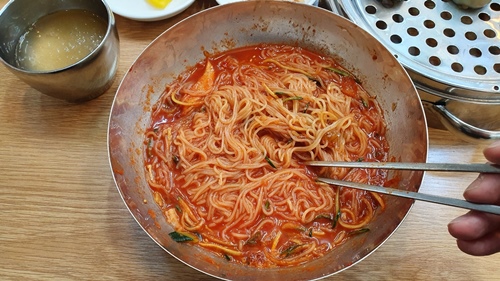 냉육수를-넣은-비빔밀면