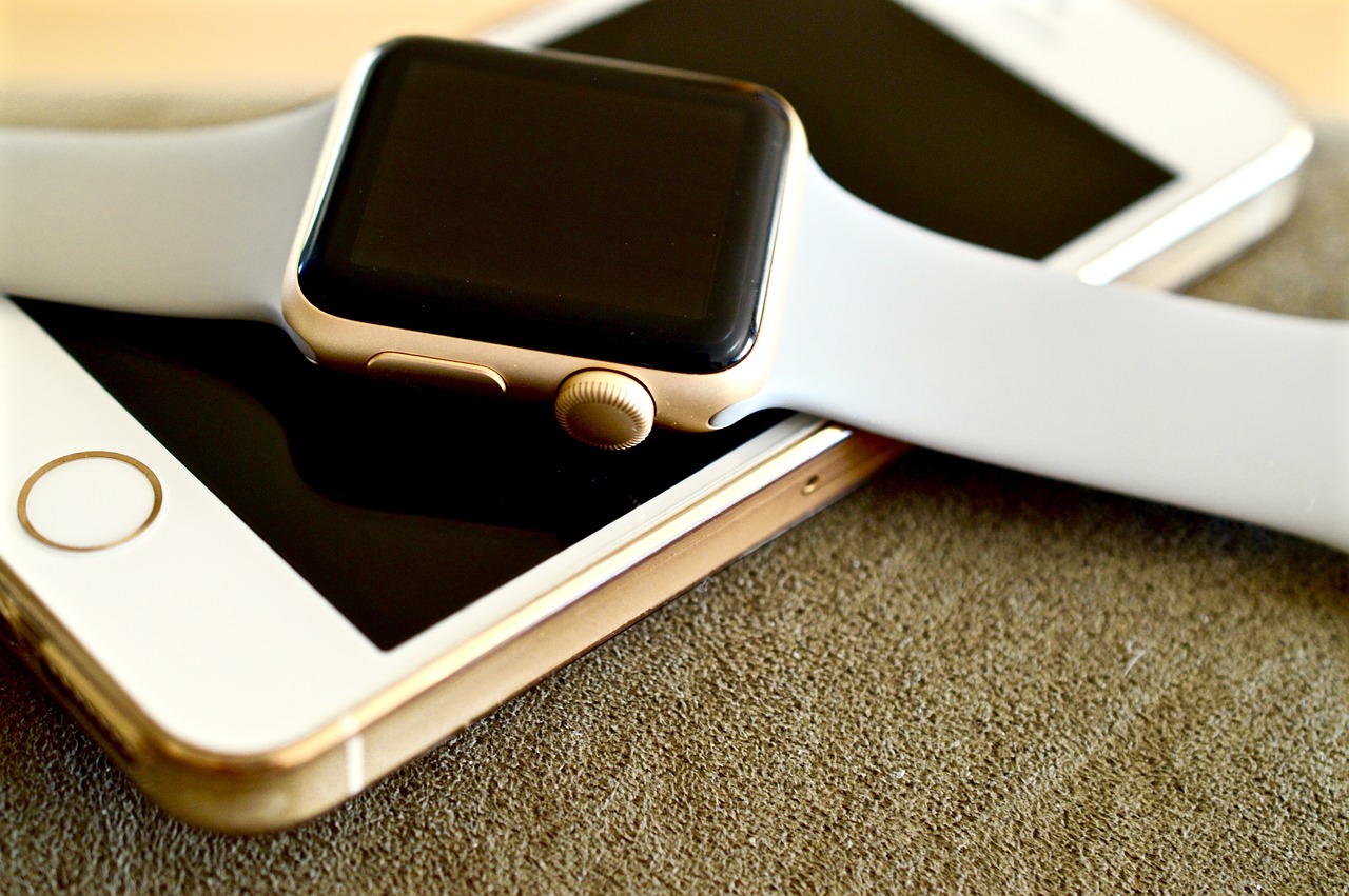 웨어러블 기기를 보여주는 아이폰과 애플워치가 같이있는 사진