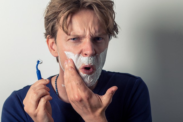 면도하는 중년 남성의 사진