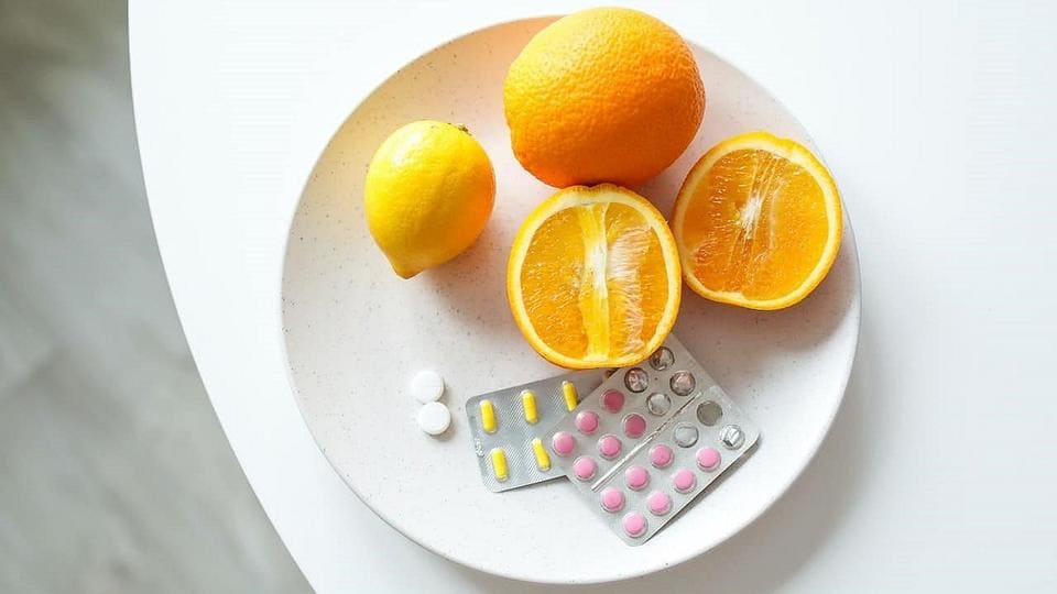  비타민 C와  D의 COVID-19 예방 효과 The protective role of vitamin C in the management of COVID-19: A Review ㅣ Higher vitamin D levels may lead to lower incidence or severity of COVID-19