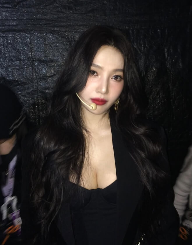 검정색옷을입은-긴머리여성의모습