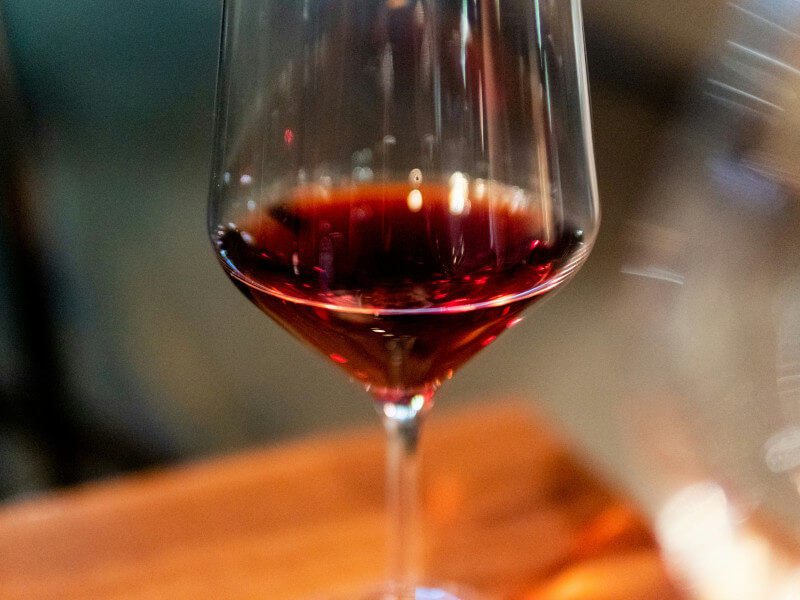 피노 누아 와인이 와인 잔에 담겨있다.