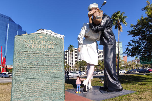 미국 미국 플로리다 주 새러소타(Sarasota) 시에 설치된 &amp;#39;무조건 항복(Unconditional Surrender)&amp;#39; 조각상 - 출처 : WWP&amp;#44; wikipedia