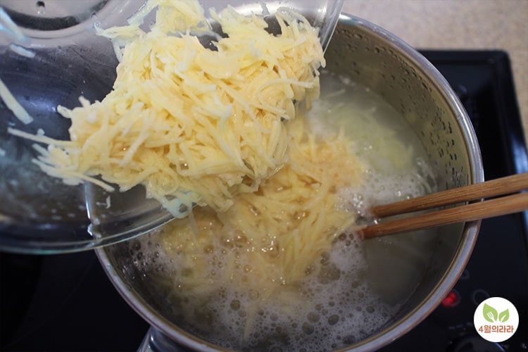 끓는 물에 감자채를 넣는 모습