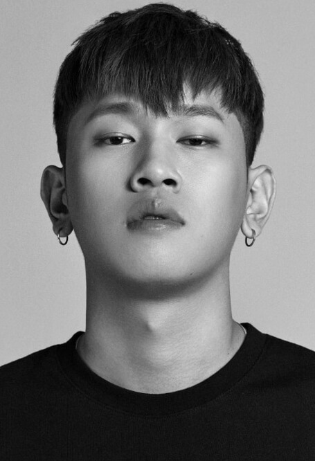 귀걸이를하고있는-남성의모습