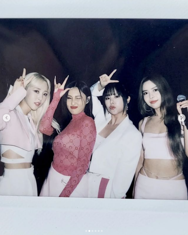  화사, 이번에도 과감한 노출...핫핑크 전신 스타킹 패션