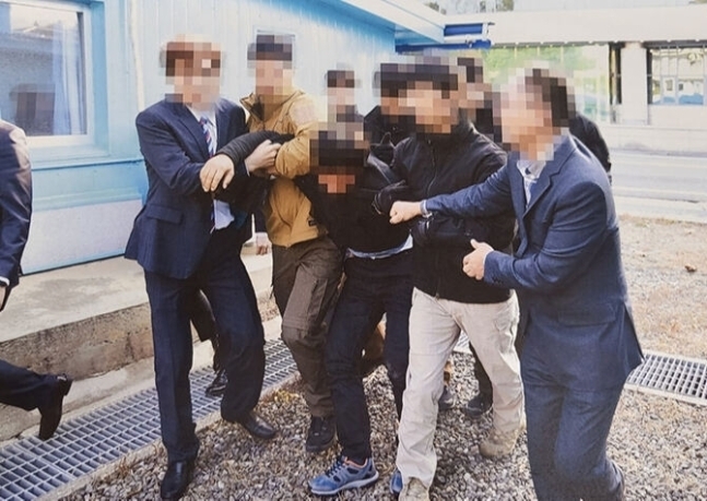 [단독] 흉악범이라 북송했다더니.. 文정부, '살인 혐의' 탈북민 정착 허가
