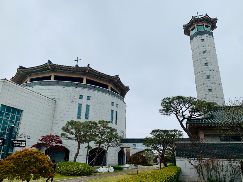 해미 순교성지 대성당과 망루의 전경