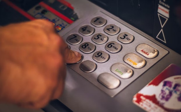 ATM-기계-사진