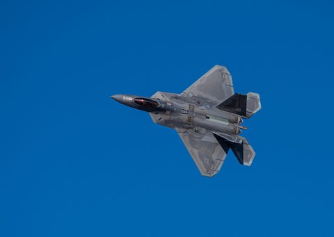 2022년 4월 6일 미 공군의 F-22 Raptor가 칠레 Santiago에서 열린 국제 항공 우주 박람회에서 비행하고 있다.