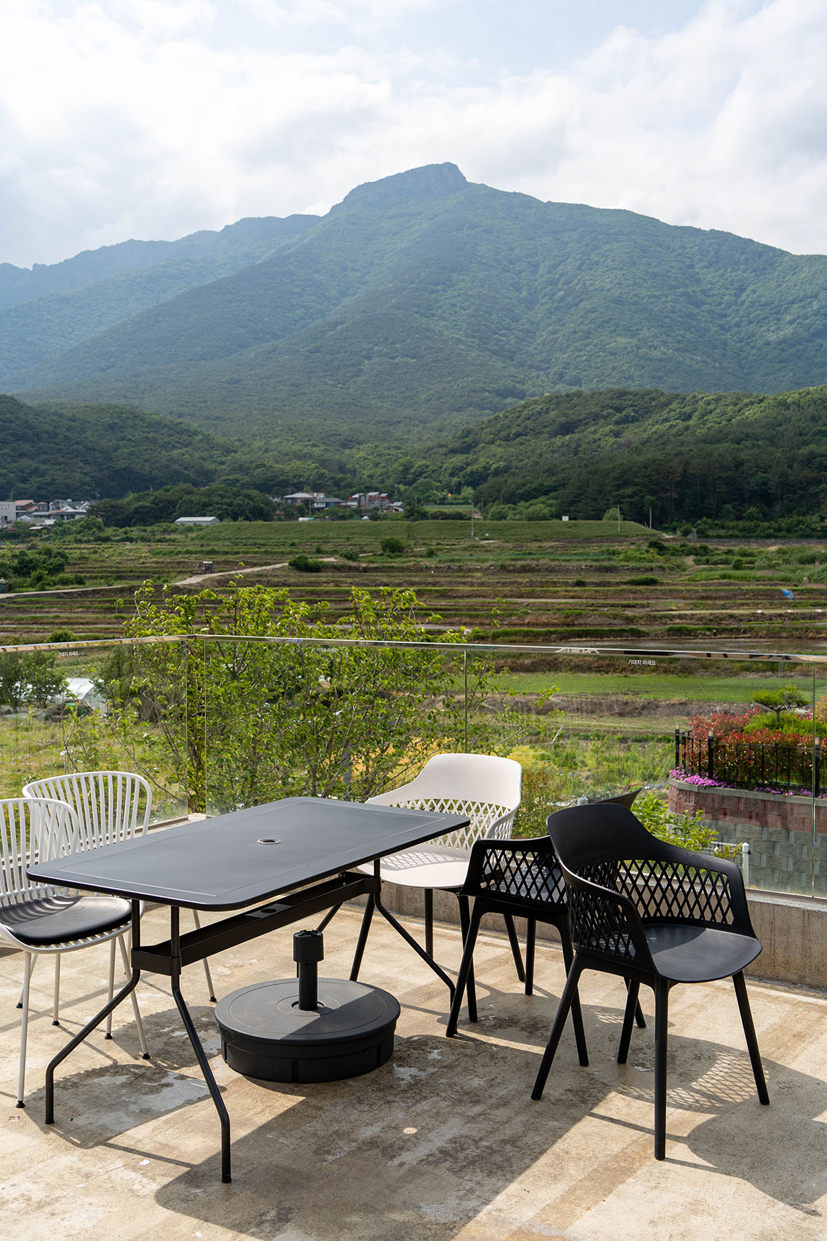 카페 지산 - 양산 하북면 통도사 근처 평화로운 시골뷰 카페 - 내/외부 카페 지산 2층