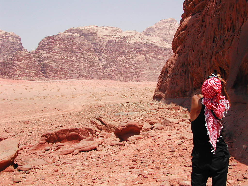 요르단-와디럼사막투어-사진찍기에-바쁜-일본인친구-고또