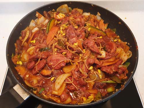  매콤한 '훈제오리 야채볶음' / Stir-fried Smoked Duck with Vegetables
