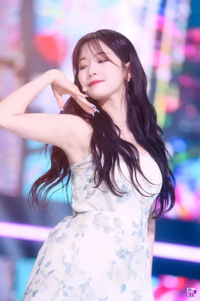  프로미스나인 백지헌 알찬 드레스 무대 팬직찍 움짤 모음