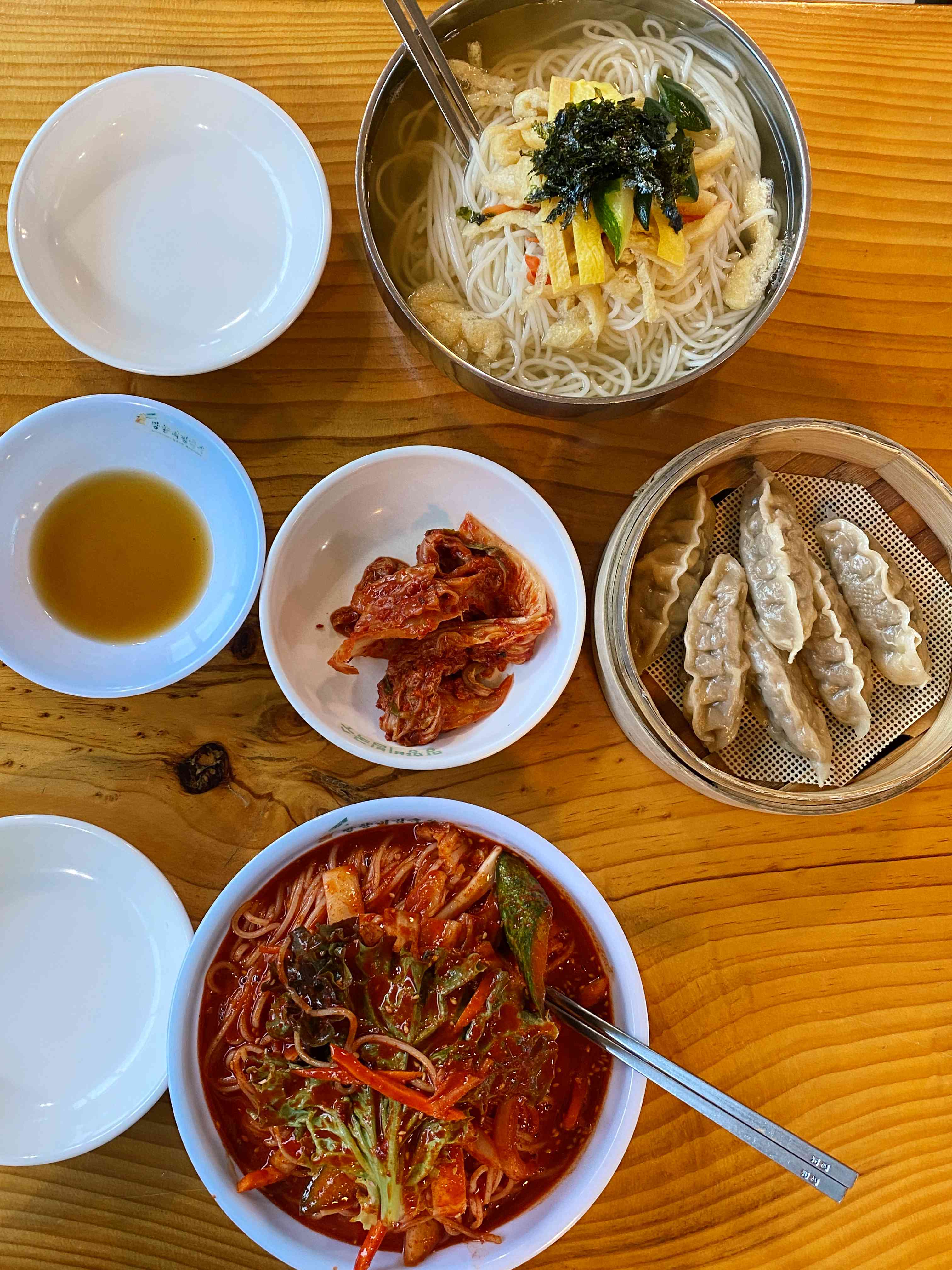 비빔국수와 잔치국수 갈비만두