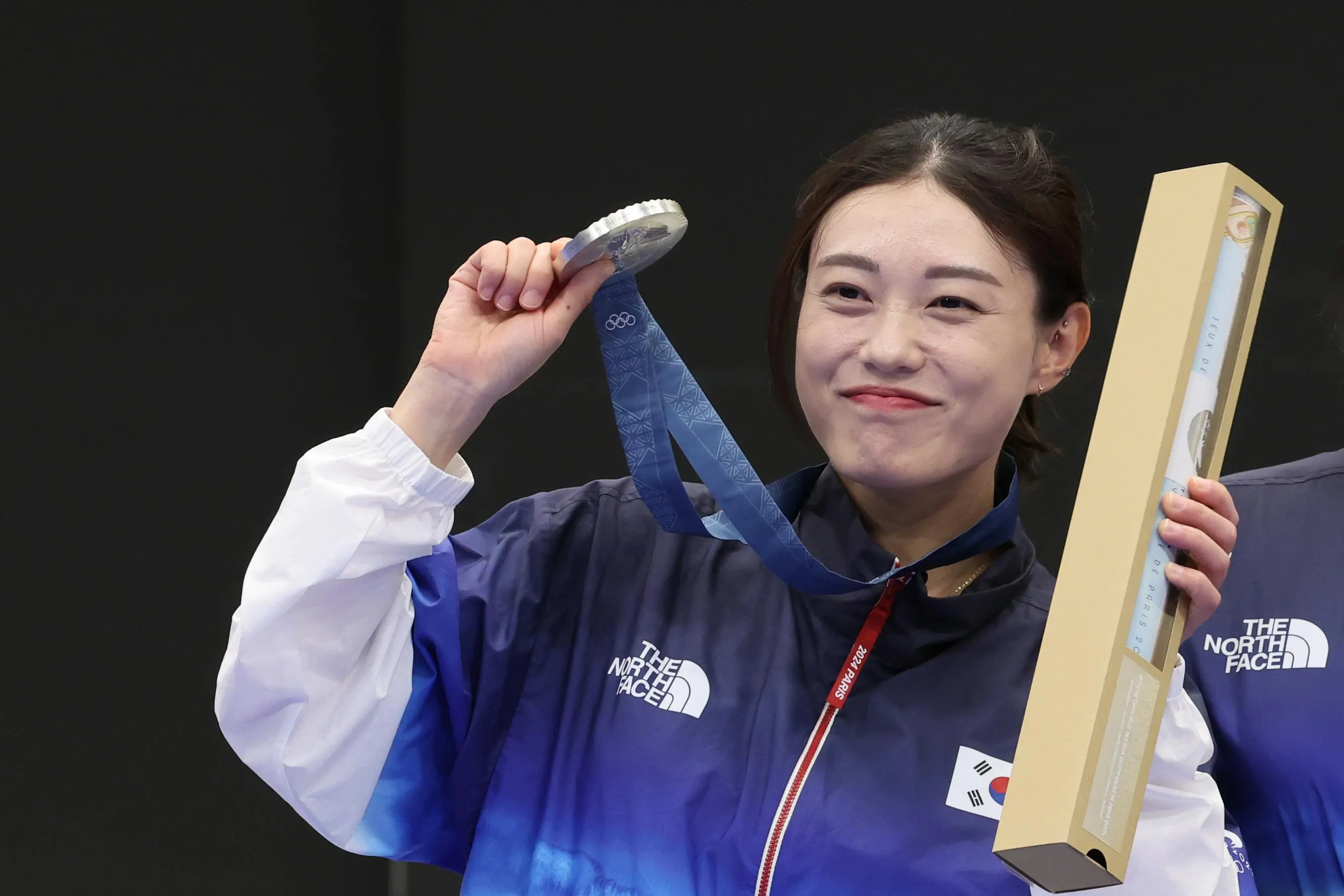 은메달을 들고 있는 김예지 선수