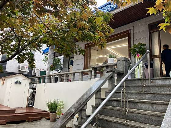 옻칠 장인의 작업