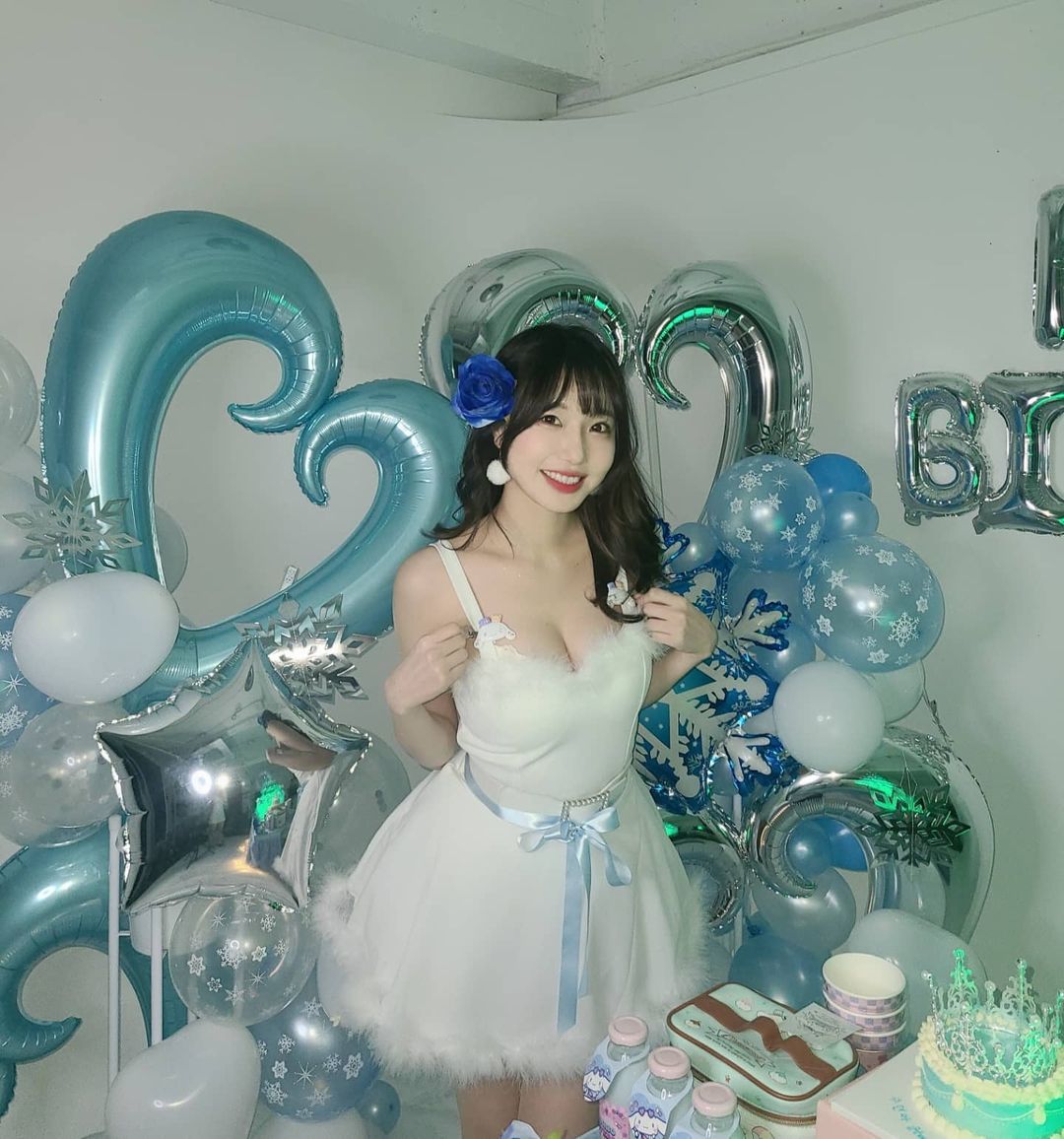  생파한 트위치 스트리머 수련수련 인스타그램 드레스 사진
