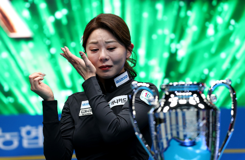 여자 프로당구 LPBA투어 상금랭킹 1위 김가영 당구선수가 LPBA투어 통산 5승을 기록하고 기쁨의 눈물을 흘리는 모습. 이날 김가영 당구선수는 대회 기간중에 발생한 할머님의 조모상에 참석하지 못하고 검은 리본을 가슴에 달고 경기를 치루었다.