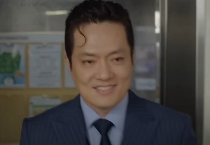 "무릎 꿇고 내 가랑이 사이 기어가든가! 경비일 그만두던가! 둘 중 하나 택하세요?'나를 두들겨 팬 입주민은' 경찰서에 찾아온 내 아들을 보자 기겁하며 무릎 꿇고 빌기 시작하는데…