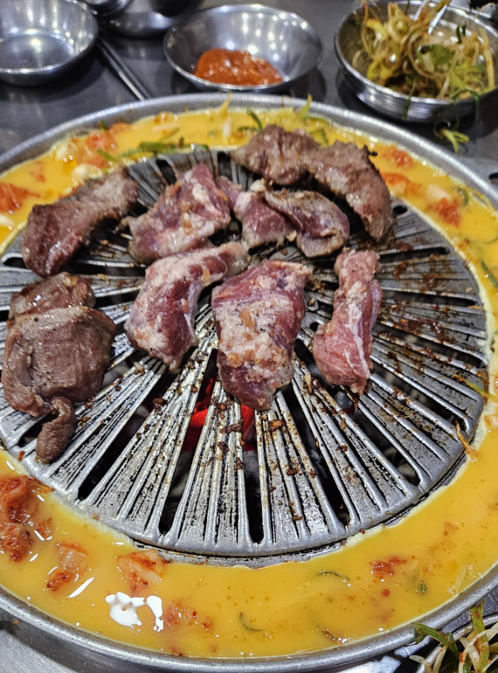 갈매기살과 계란을 불판에 굽고 있는 그림