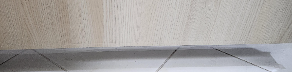 고투명 우레탄 문풍지를 다용도실 문에 붙인 모습이다. 가장자를 따라 문풍지에 있는 접착제 부분을 붙였다