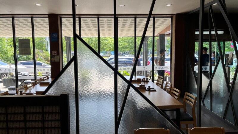 교동면옥 인동점 안에서 밖을 바라본 사진