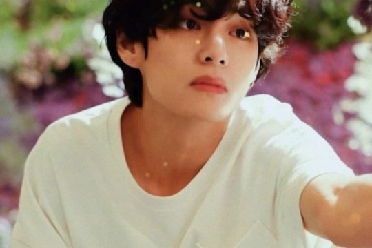  팬들 설레게 한 '딸기 대장' 방탄소년단 뷔