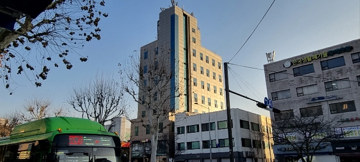 서울중앙지방법원2022타경113018  맞은편에서 본 본건 전체 건물 전경