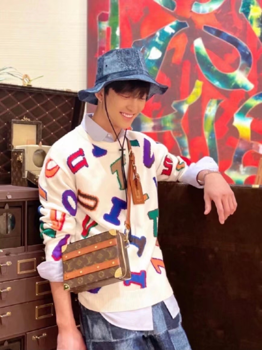  [LOUIS VUITTON x NBA] 루이비통 x NBA 레터스 니트 스웨터 1A8X0J (2 COLOR)