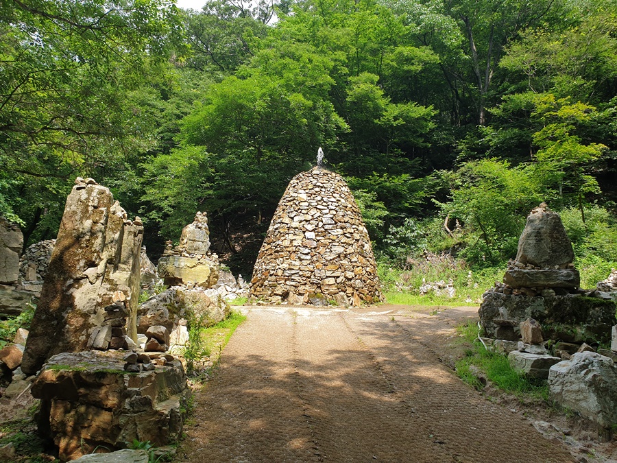 폭포가는길목-작은 돌탑공원(1)