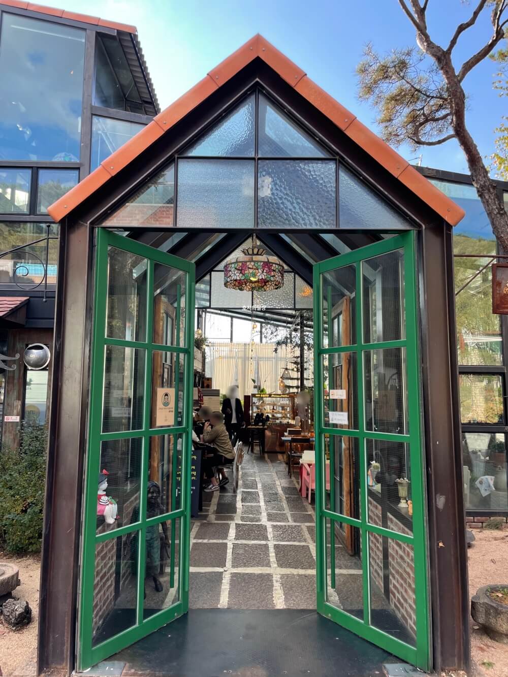 이천 카페 이진상회 - 산책로와 이어진 매장 뒷문