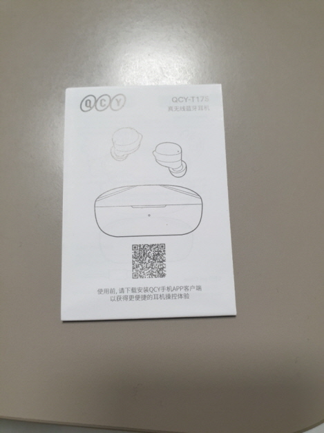 QCY-T14s-설명서를-찍고-있는-장면