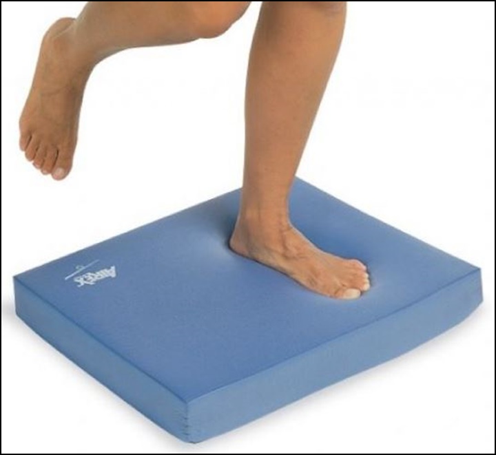 발과 발목관절의 고유수용성 증가와 안정성을 위한 운동 방법으로 발란스 패드에 발을 올려놓고 서 있는 사진