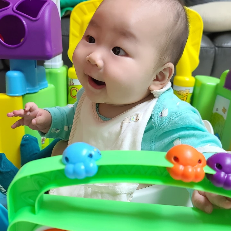 수유량과 간식을 공유합니다. 6개월 동안 아기의 발달과 장난감, 21