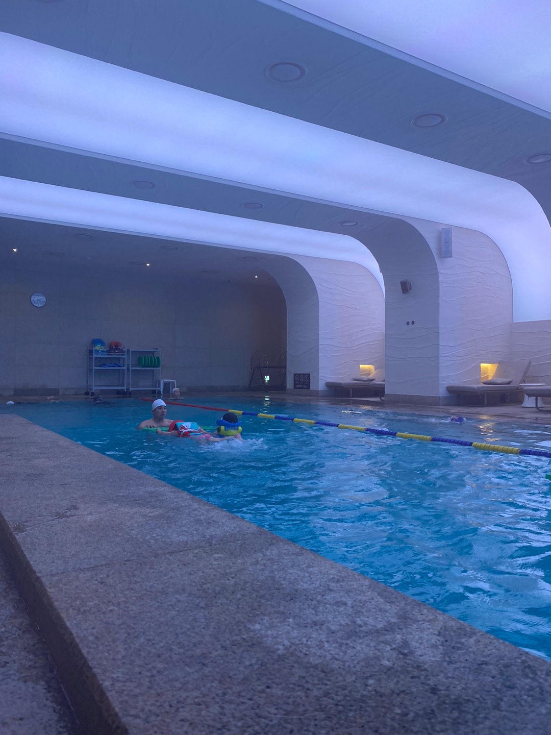 몬드리안 호텔 실내 수영장 모습