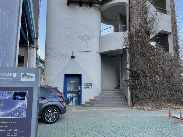 한강 다리 위 카페