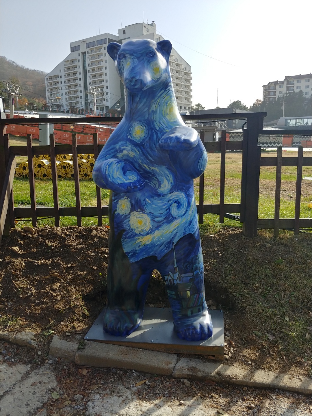  곰 조형물 빈센트 반 고흐 별이 빛나는 밤 칼라를 입힌 곰 조형물 입니다.