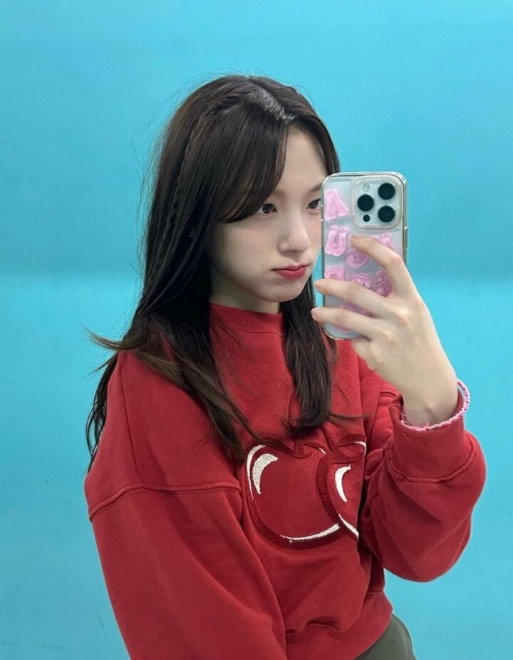 셀카-찍는-가수-이젤