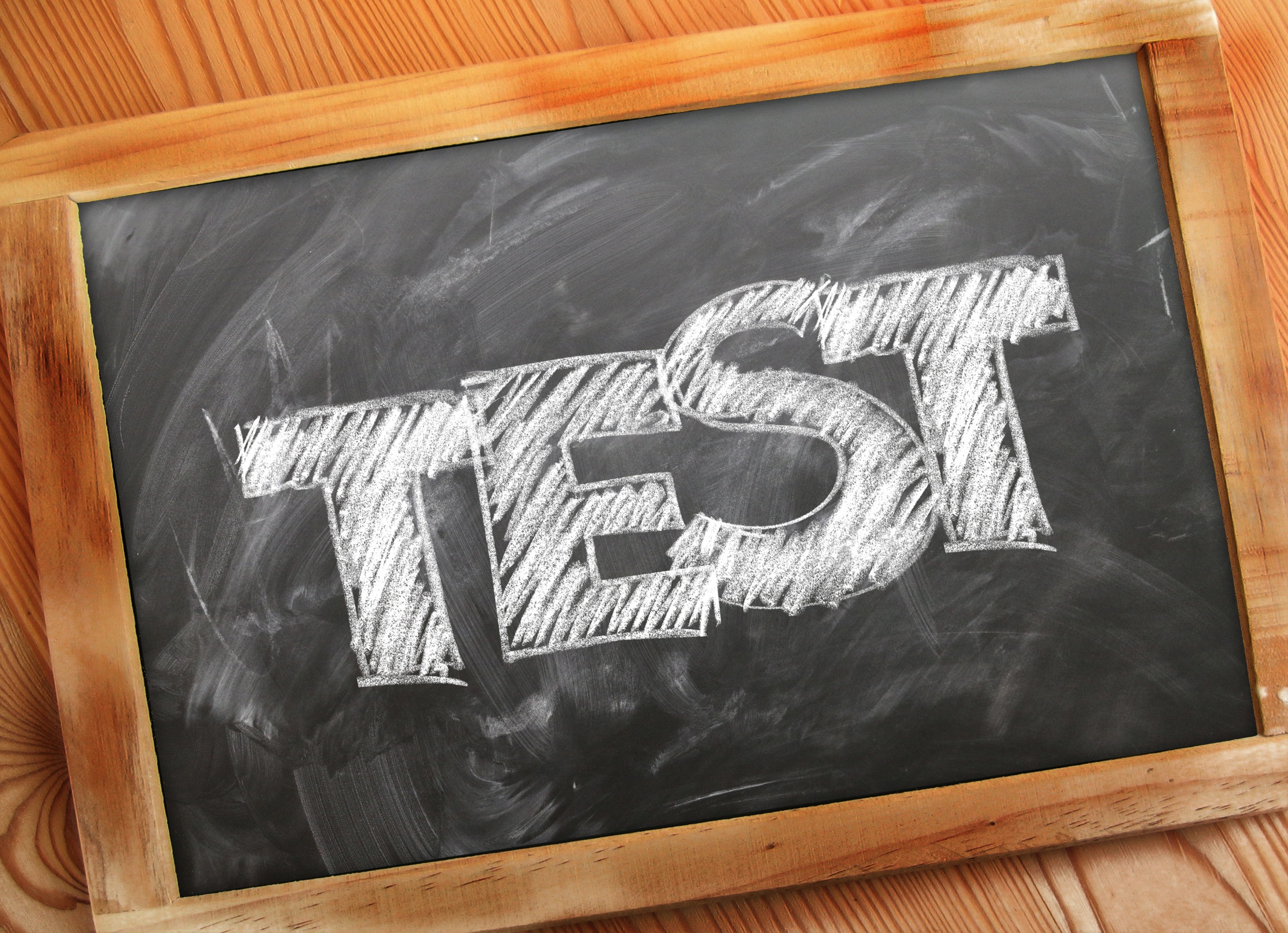 칠판에 분필로 test 라는 글자가 적혀있다.