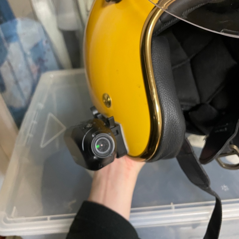 오토바이 액션캠 드리프트 고스트 XL 모테로스 헬멧 우측 장착모습 