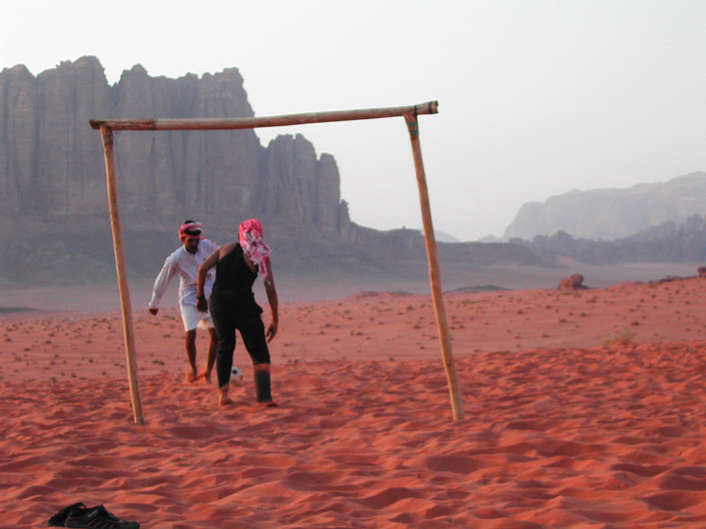 요르단-와디럼사막-모래에서-축구한판