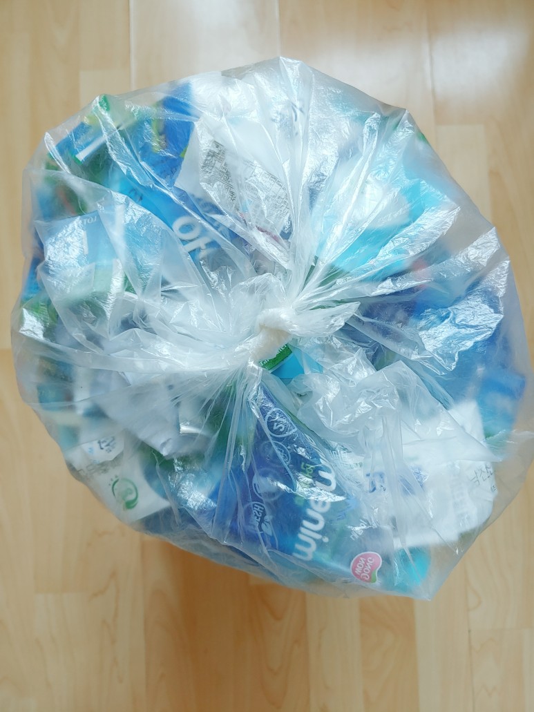 사자성어 1000개 물(음료) 비닐라벨 1000개를 모우다. 커피 주문시 웬만해선 플라스틱 뚜껑과 7