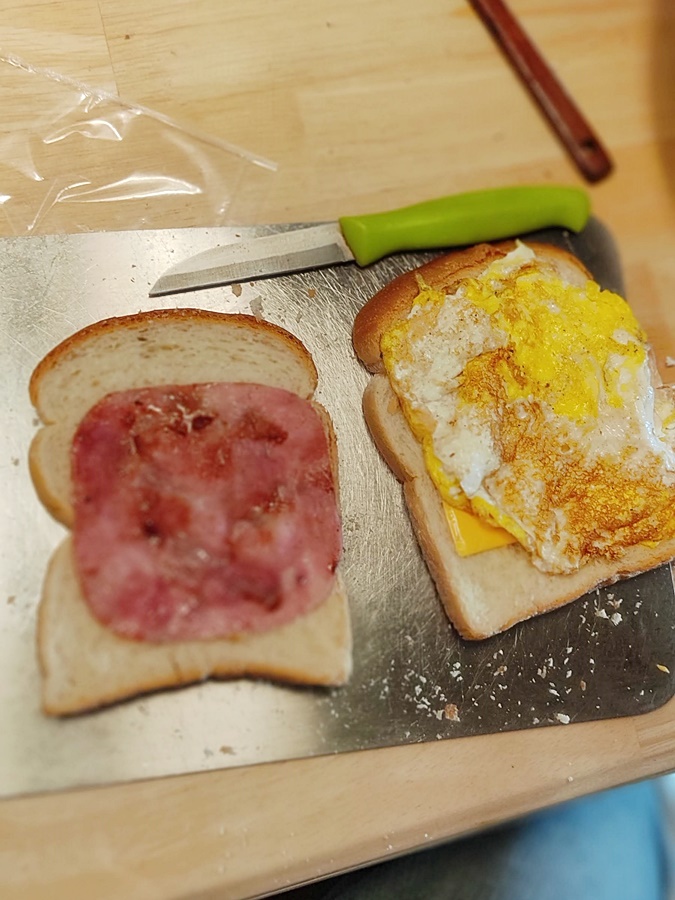 구워준 햄과 계란후라이 치즈를 빵위에 올린모습
