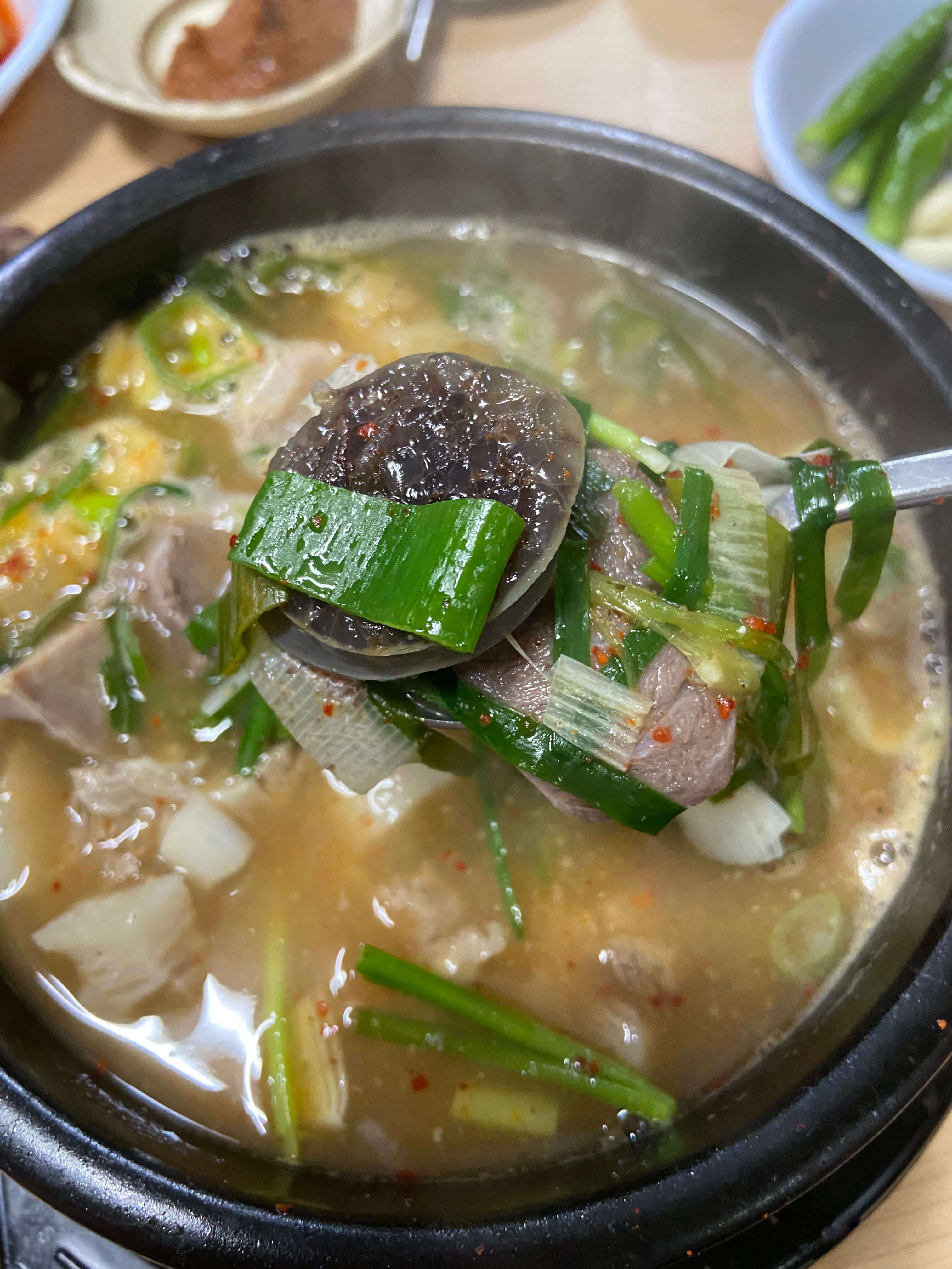 순대국-건더기-중-순대를-클로즈업-한-사진