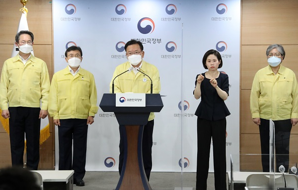  김 총리 “방역 중대 위기…언제라도 거리두기 단계 상향”