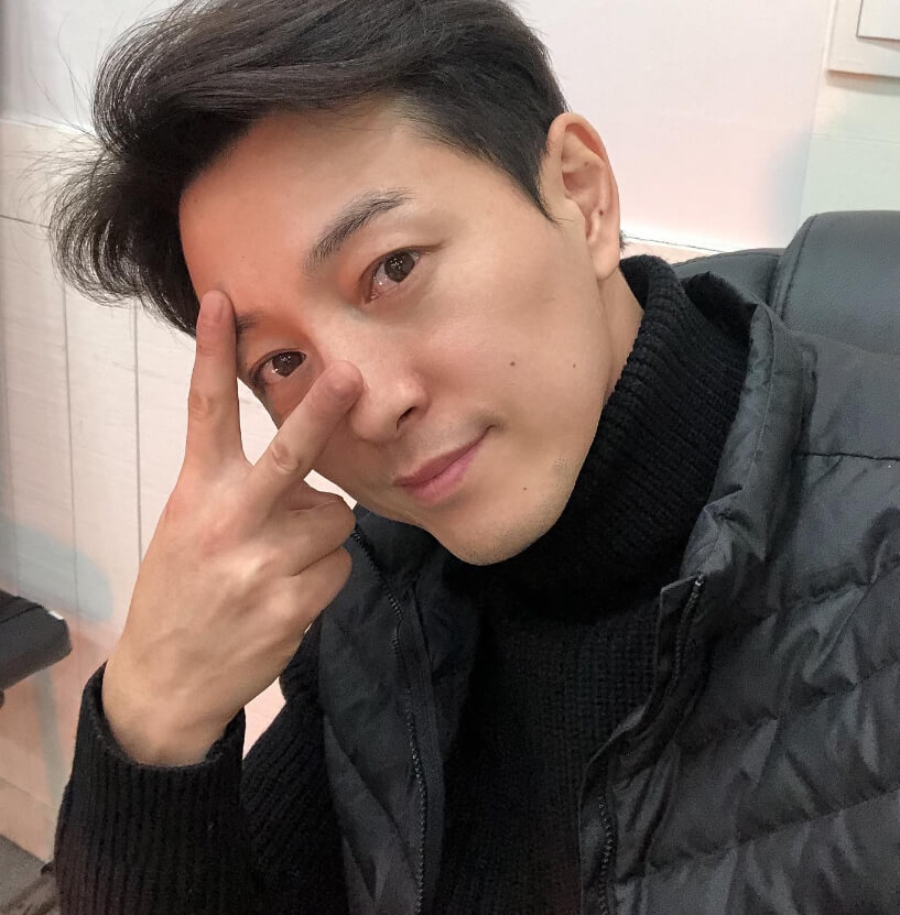 손가락브이를하고있는-남성의모습