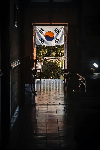한국의 깃발이 멀리 있음으로 규제적 강화의 심화를 표현