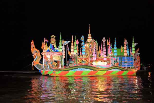 착프라 축제 &amp; 보트 레이스 (Chak Phra Festival &amp; Boat Races)